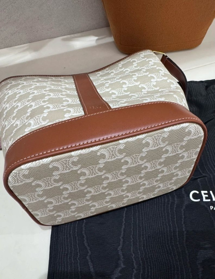 셀린느 트리오페 버킷백 스몰 카프스킨 이미지