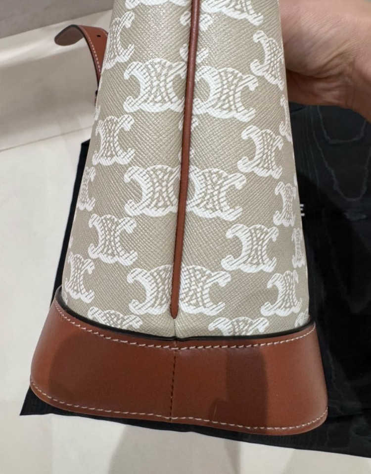 셀린느 트리오페 버킷백 스몰 카프스킨 이미지