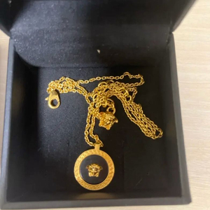 베르사체 메두사 목걸이 이미지