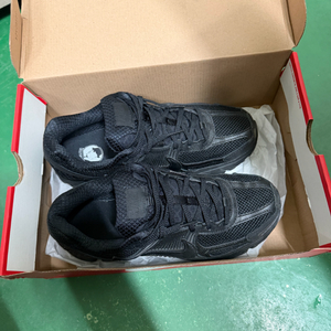 나이키 줌 보메로5 블랙 제품 판매합니다.