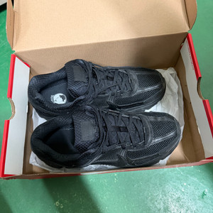 나이키 줌 보메로5 블랙 제품 판매합니다.