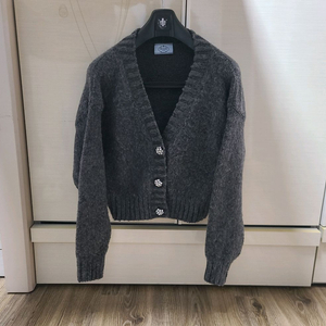 (마지막 가격)프라다 크롭 가디건 울가디건자켓명품의류패딩맨투맨구찌루이비통디올셀린느에르메스로로피아나버버리