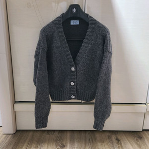 (마지막 가격)프라다 크롭 가디건 울가디건자켓명품의류패딩맨투맨구찌루이비통디올셀린느에르메스로로피아나버버리