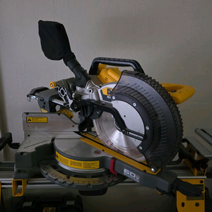 디월트 DCS781 충전슬라이딩 각도 절단기 베어툴 이미지