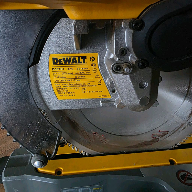 디월트 DCS781 충전슬라이딩 각도 절단기 베어툴 이미지