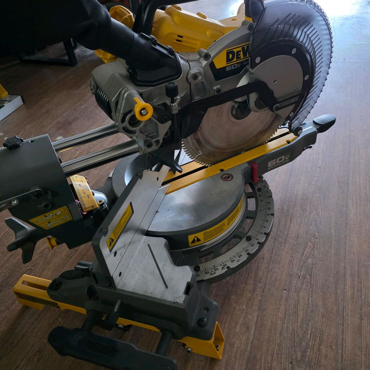 디월트 DCS781 충전슬라이딩 각도 절단기 베어툴 이미지