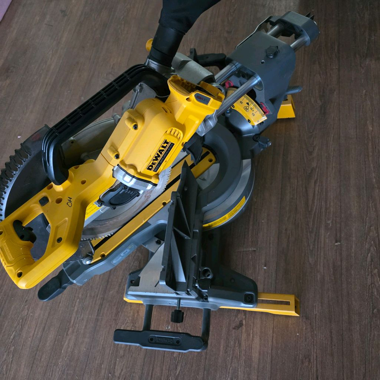 디월트 DCS781 충전슬라이딩 각도 절단기 베어툴 이미지