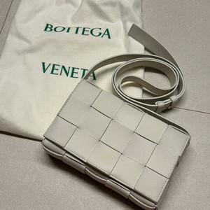 보테가베네타 카세트백 크림 스몰 (s급)