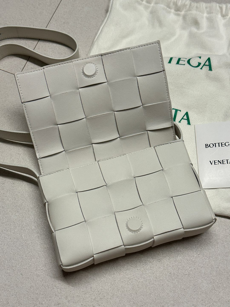 보테가베네타 카세트백 크림 스몰 (s급)--2