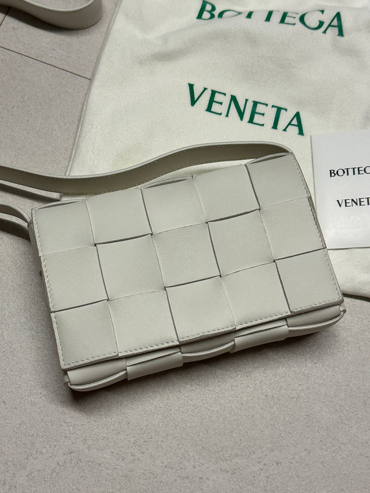 보테가베네타 카세트백 크림 스몰 (s급)--1