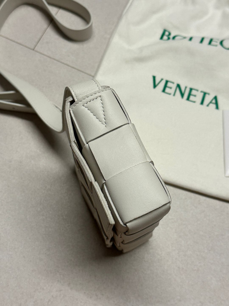 보테가베네타 카세트백 크림 스몰 (s급)--3