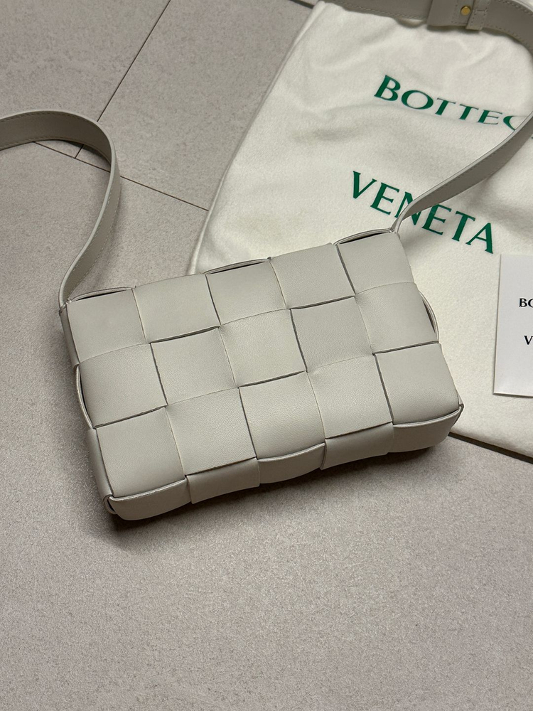 보테가베네타 카세트백 크림 스몰 (s급)--4