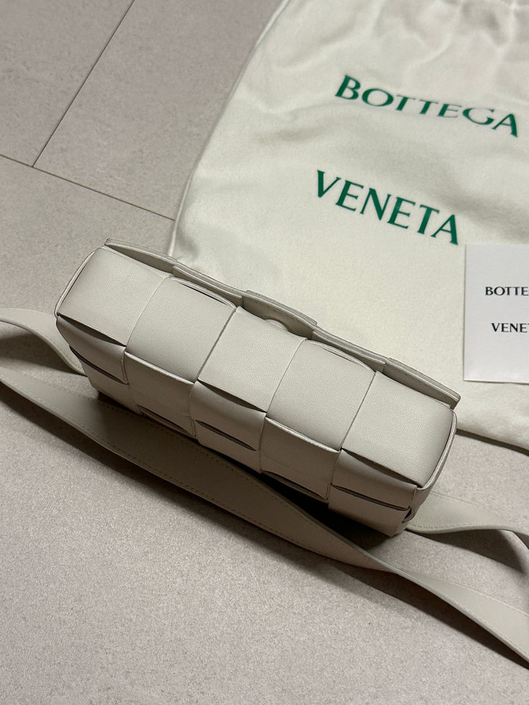 보테가베네타 카세트백 크림 스몰 (s급)--6