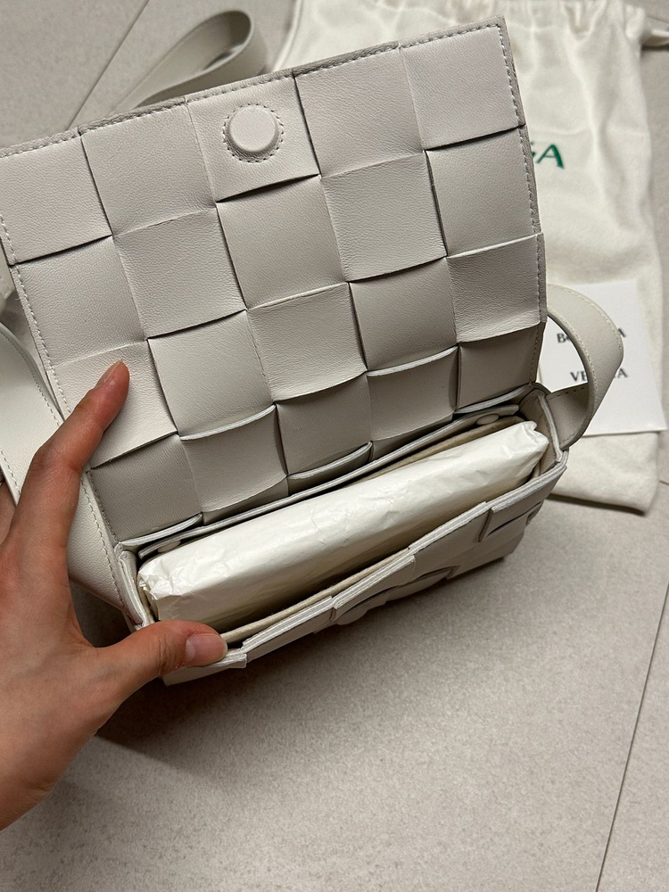 보테가베네타 카세트백 크림 스몰 (s급)--8