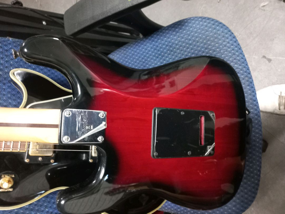 스콰이어 펜더 스텐다드 일렉기타 이미지