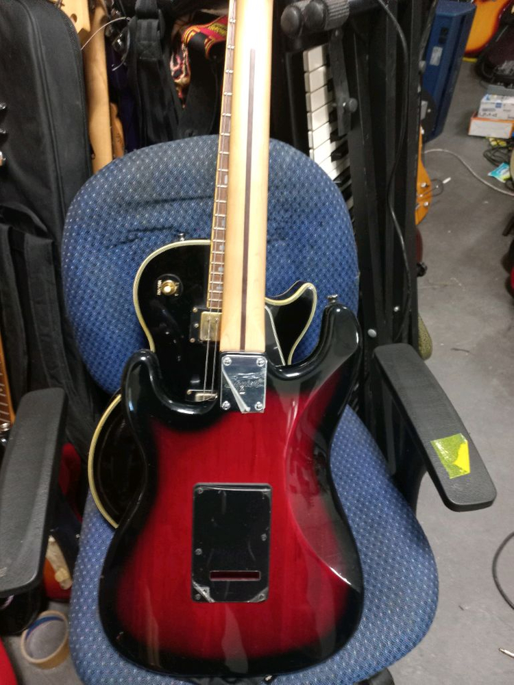 스콰이어 펜더 스텐다드 일렉기타 이미지