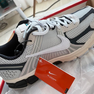 나이키 보메로5 (대장급) 박스풀셋 275사이즈 새상품 판매해요 이미지