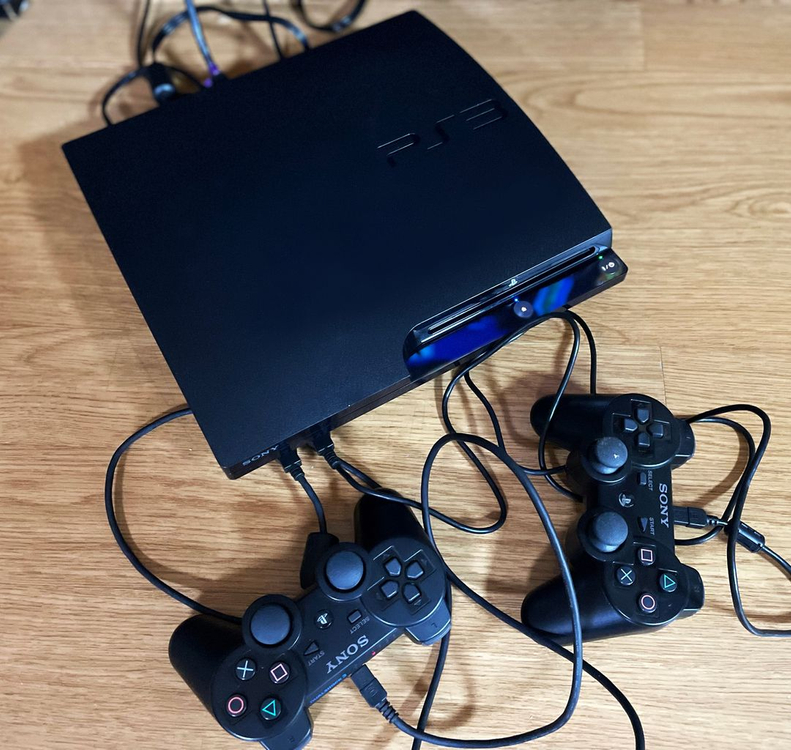 PS3 120GB 본체와 컨트롤러 2개가 포함된 세트입니다--1