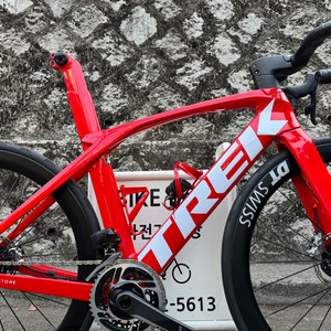 트렉 마돈 6세대 커스텀 - 스램 레드 eTap + DT ARC1100 + 일체형 카본 핸들바 이미지