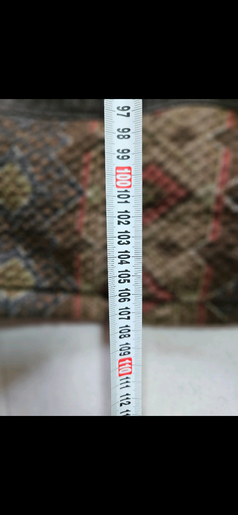 MART 클로젯 브라운 롱 원피스입니다. 브라운 색상에 독특한 패턴이 포인트인 롱 원피스에요. 가슴 부분에 섬세한 이미지