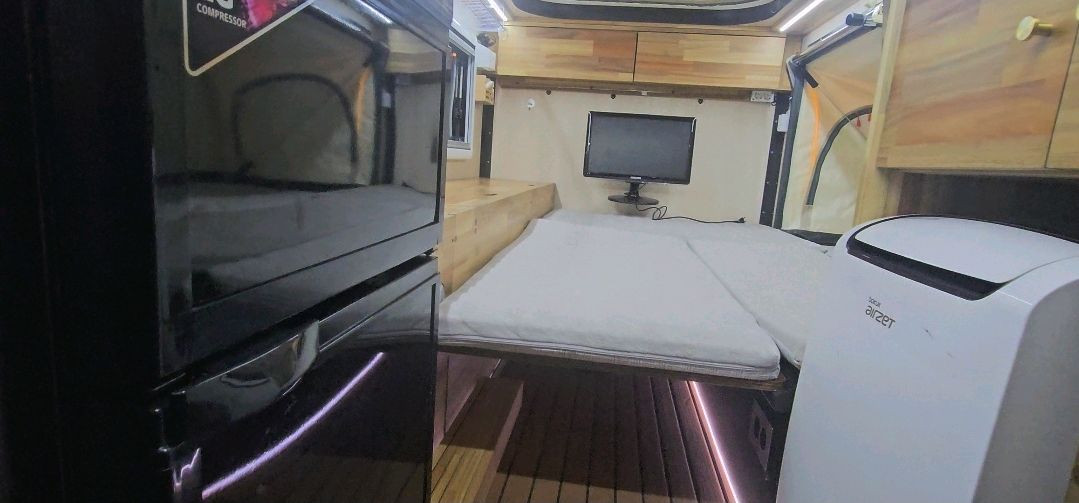 캠핑카 내부 침실 공간 확장용 타프 이미지