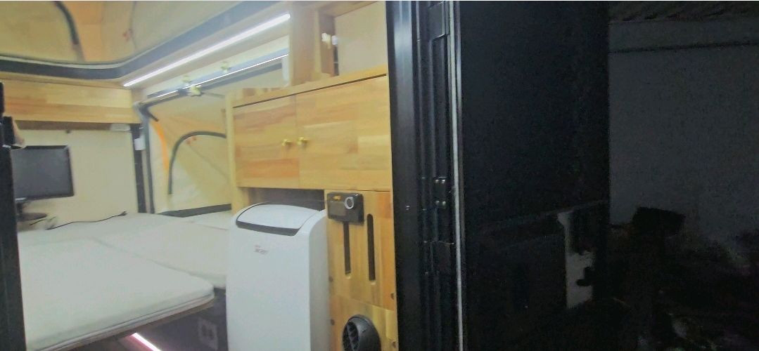 캠핑카 내부 침실 공간 확장용 타프 이미지