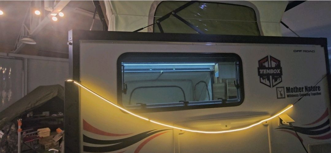 캠핑카 내부 침실 공간 확장용 타프 이미지