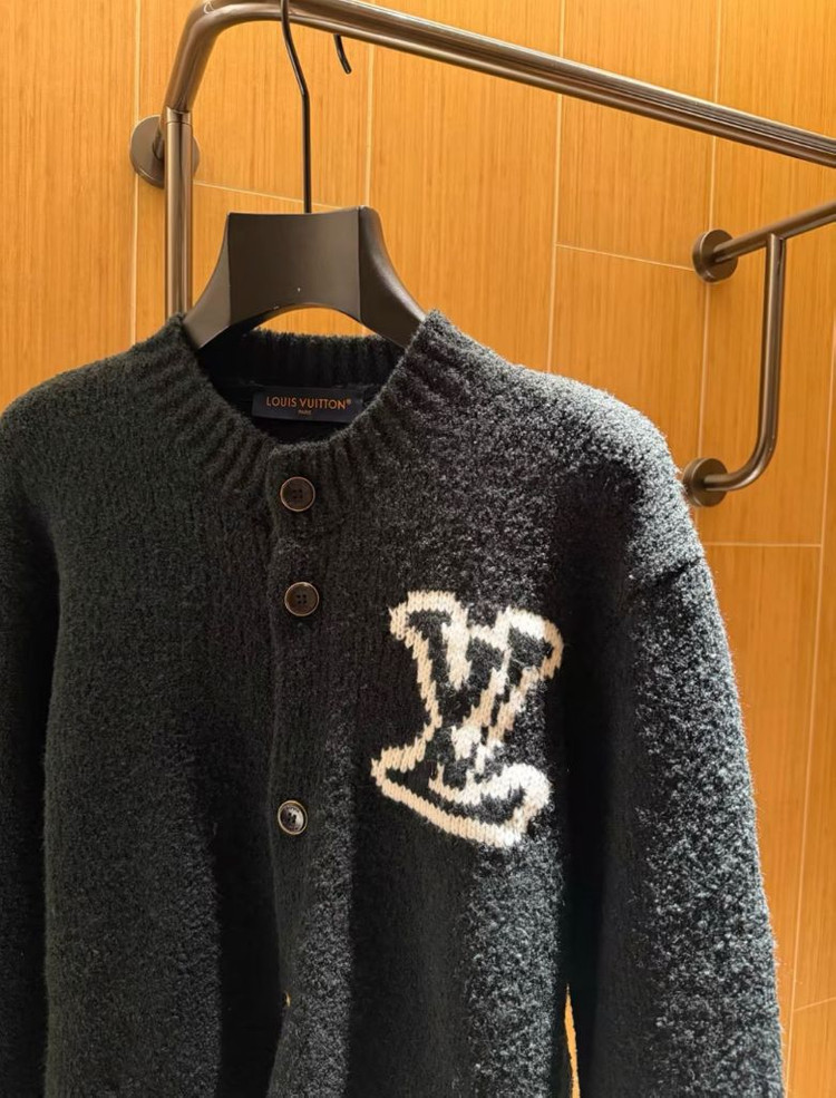 루이비통 청키 인따르시아 시그니처 가디건 이미지