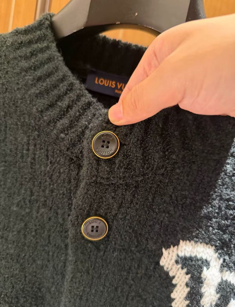 루이비통 청키 인따르시아 시그니처 가디건 이미지