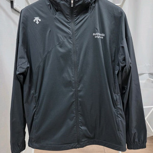 데상트 경량 바람막이 새제품급 팝니다