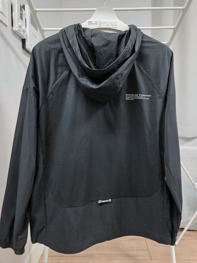 데상트 경량 바람막이 새제품급 팝니다--1