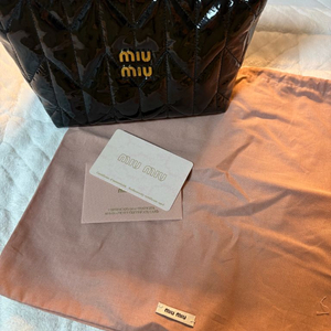 미우미우 스피릿 마테라쎄 시레백 블랙 페이턴트 미니백