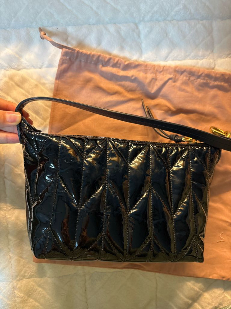 미우미우 스피릿 마테라쎄 시레백 블랙 페이턴트 미니백--2