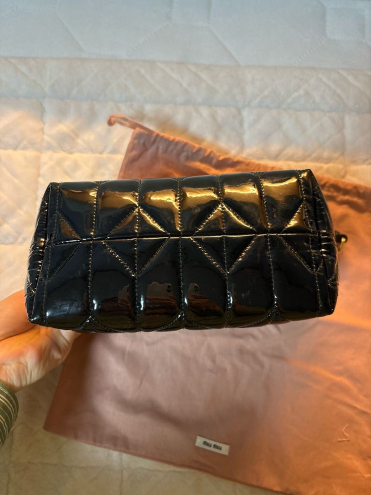 미우미우 스피릿 마테라쎄 시레백 블랙 페이턴트 미니백--3