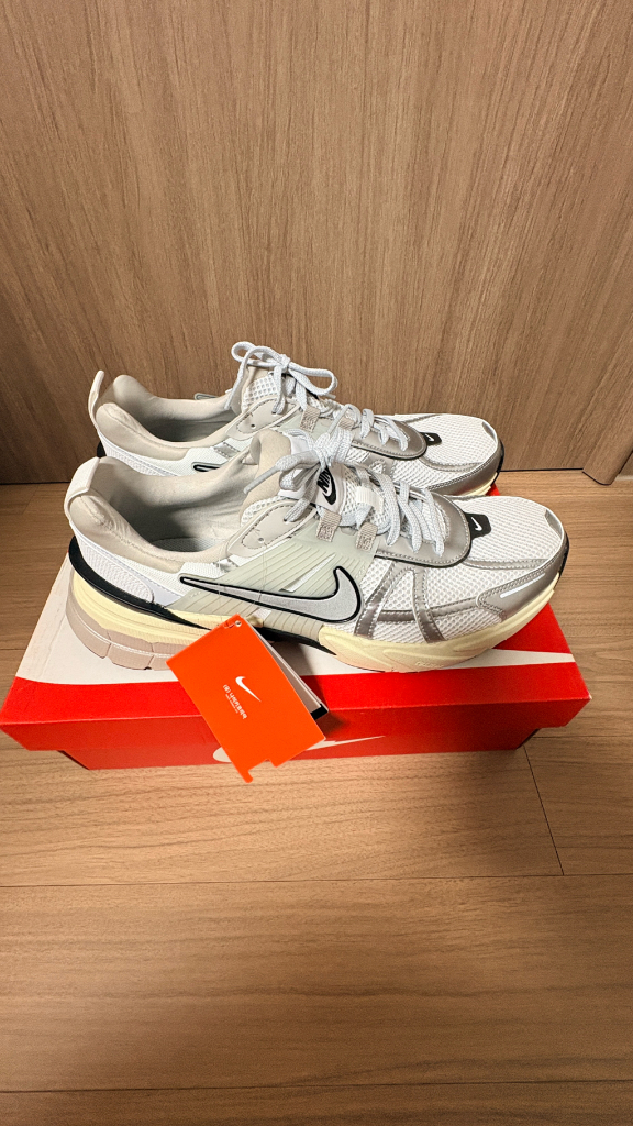 [300] 나이키 V2K 런 메탈릭 실버--2