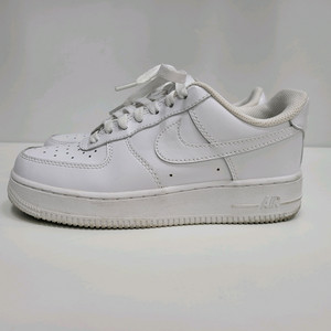 나이키 에어포스1 07로우 화이트 스니커즈 / 230사이즈