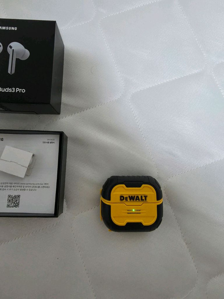 버즈3 프로 화이트 + 디월트케이스 이미지