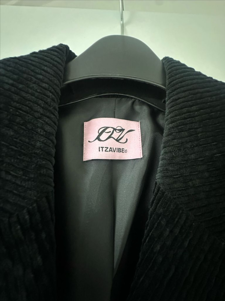 잇자바이브 코트 이미지