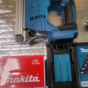 마끼다 타정기 타카 네일건 18V 팝니다. 이미지