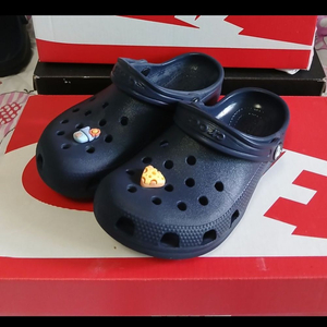 크록스 c13 180정도 클래식클로그. 네이비 지비츠 포함 이미지