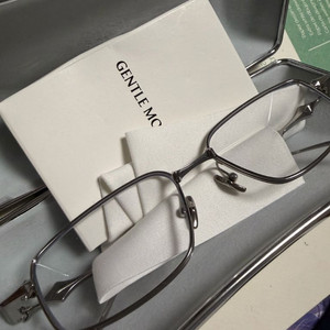 젠틀몬스터 아토믹 안경 이미지