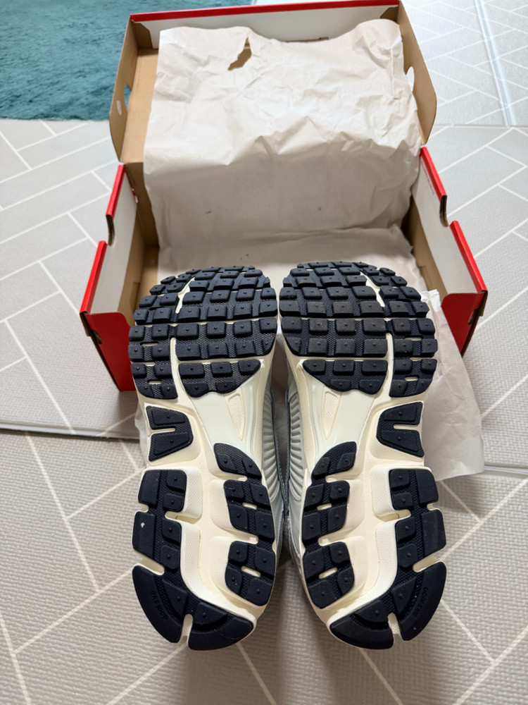 (미사용) 나이키 줌 보메로 5 흰/은 270~275--3