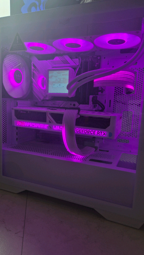 14700KF/32GB/1TB/5070ti 화이트 게이밍 본체 판매(그냥 새상품) 급처--0