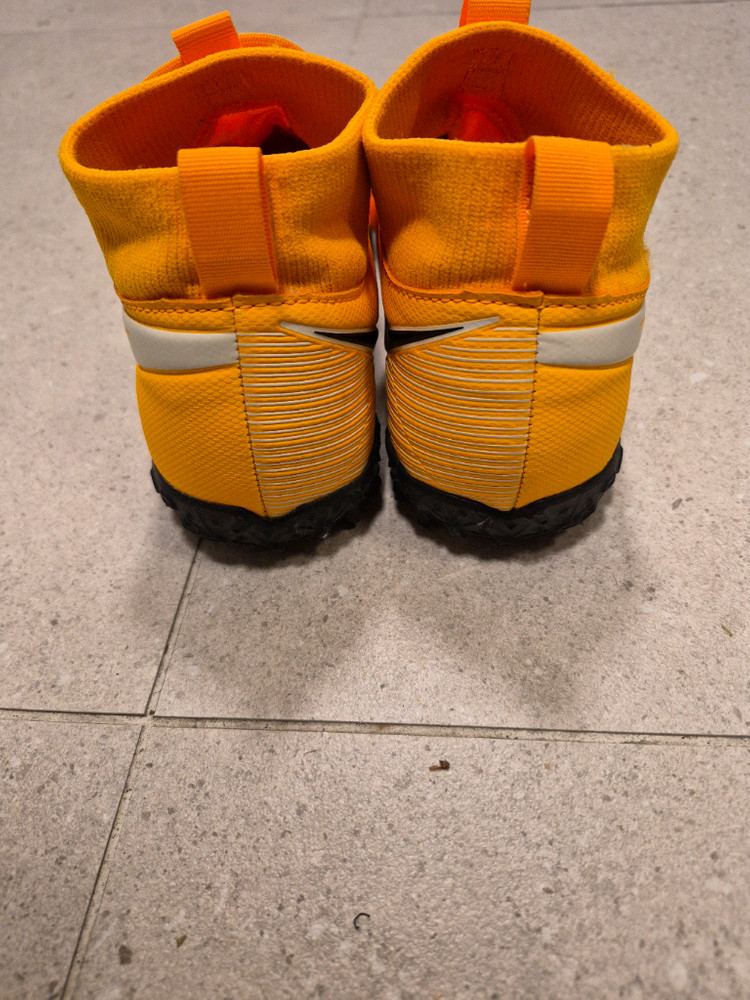 나이키 풋살화. 상태좋습니다.--2