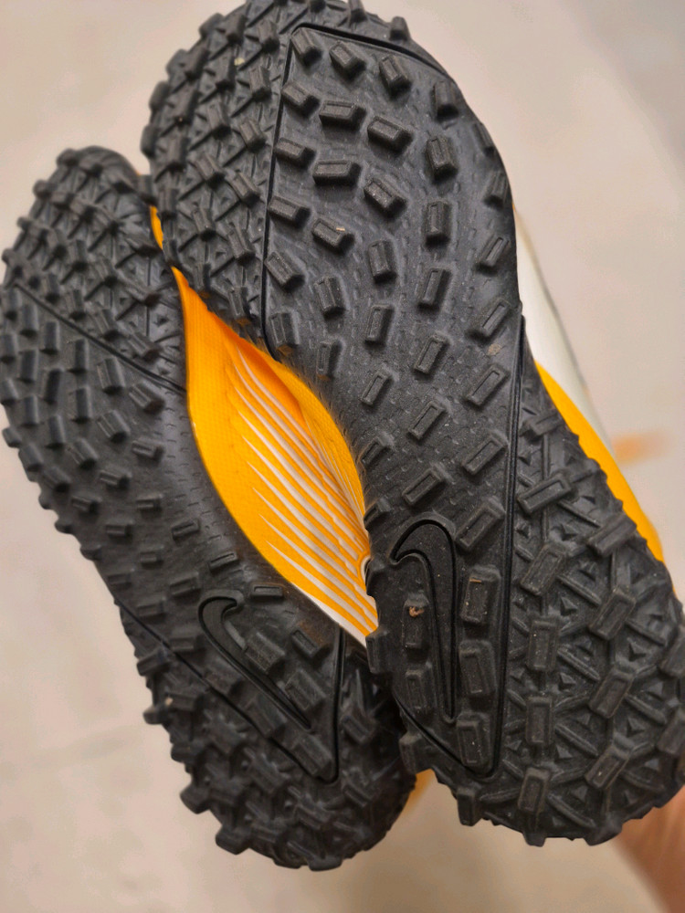 나이키 풋살화. 상태좋습니다.--3