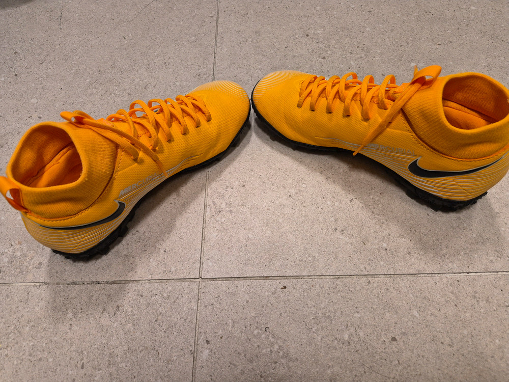 나이키 풋살화. 상태좋습니다.--5