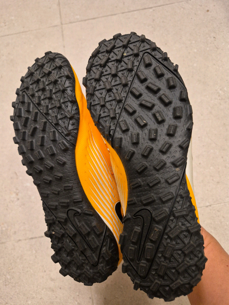 나이키 풋살화. 상태좋습니다.--6