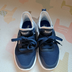 (새제품) 리복 운동화 225cm