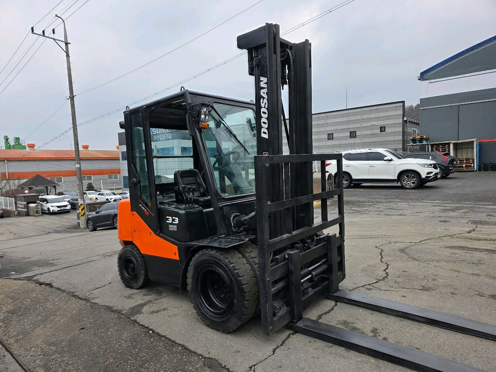 중고지게차 두산 3.3톤 더블타이어 자동발 디젤지게차 1500만원 저렴하게 팝니다 이미지