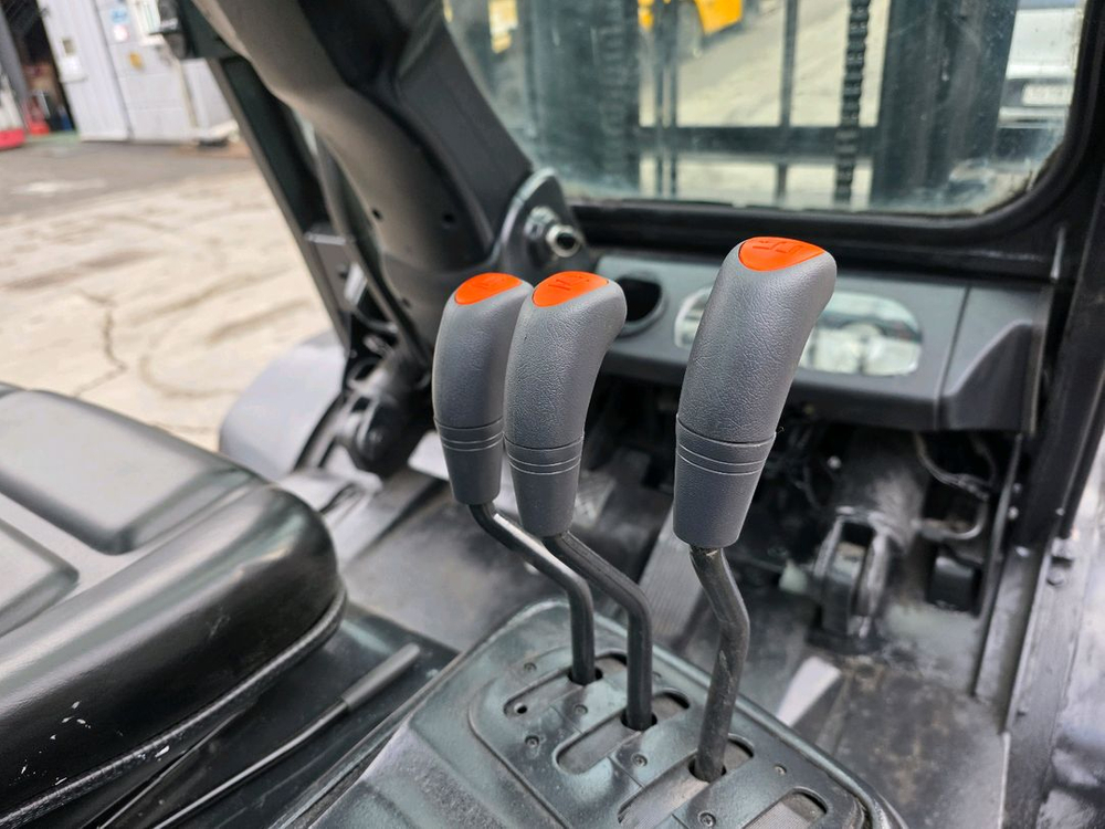 중고지게차 두산 3.3톤 더블타이어 자동발 디젤지게차 1500만원 저렴하게 팝니다 이미지